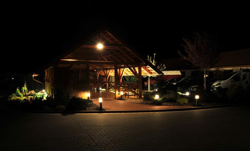Hotel Kobero Ricany  Exterior photo
